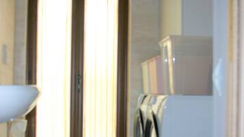 Douche, sèche-cheveux, bidet, serviettes fournies