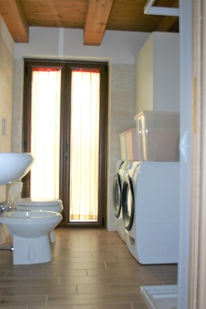 Dusche, Haartrockner, Bidet, Handtücher