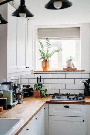 Kylskåp, ugn, spishäll och diskmaskin