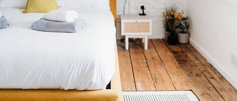 2 bedrooms, travel cot, free WiFi, bed sheets