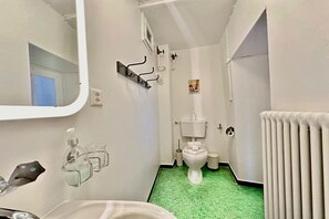 Apartamento família, vários quartos, ao lado do lago (Casa Matilde 1) | Banheiro | Chuveiro, secador de cabelo, toalhas de banho, sabonete