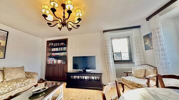 Appartamento familiare, 2 camere da letto, lato lago (Casa Matilde 2) | Area soggiorno | Smart TV 21 pollici con canali via cavo