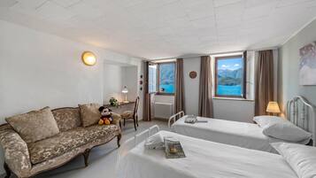 Familienapartment, Mehrere Schlafzimmer, Seeseite (Casa Matilde 2) | 2 Schlafzimmer, Bügeleisen/Bügelbrett, Bettwäsche