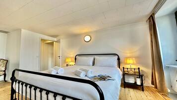 2 bedrooms, iron/ironing board, bed sheets