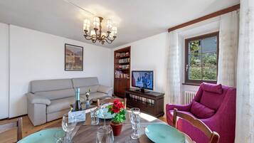 Departamento familiar, 2 habitaciones, junto al lago (Casa Matilde 2) | Área de sala de estar | Smart TV de 21 pulgadas con canales por cable