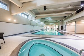 Indoor pool, a heated pool - Breathtaking view with swimming pool-BlueMoon Stay (Vancouver)