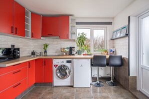 Fridge, microwave, stovetop, coffee/tea maker - Two bedroom apartment great for family, with playground and free parking in yard (Rīga)