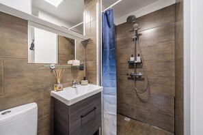 Shower, free toiletries, hair dryer, towels - Two bedroom apartment great for family, with playground and free parking in yard (Rīga)