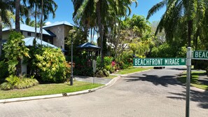 Property grounds - Luxury Family Holiday Home with Pool & Tennis Court (Port Douglas)