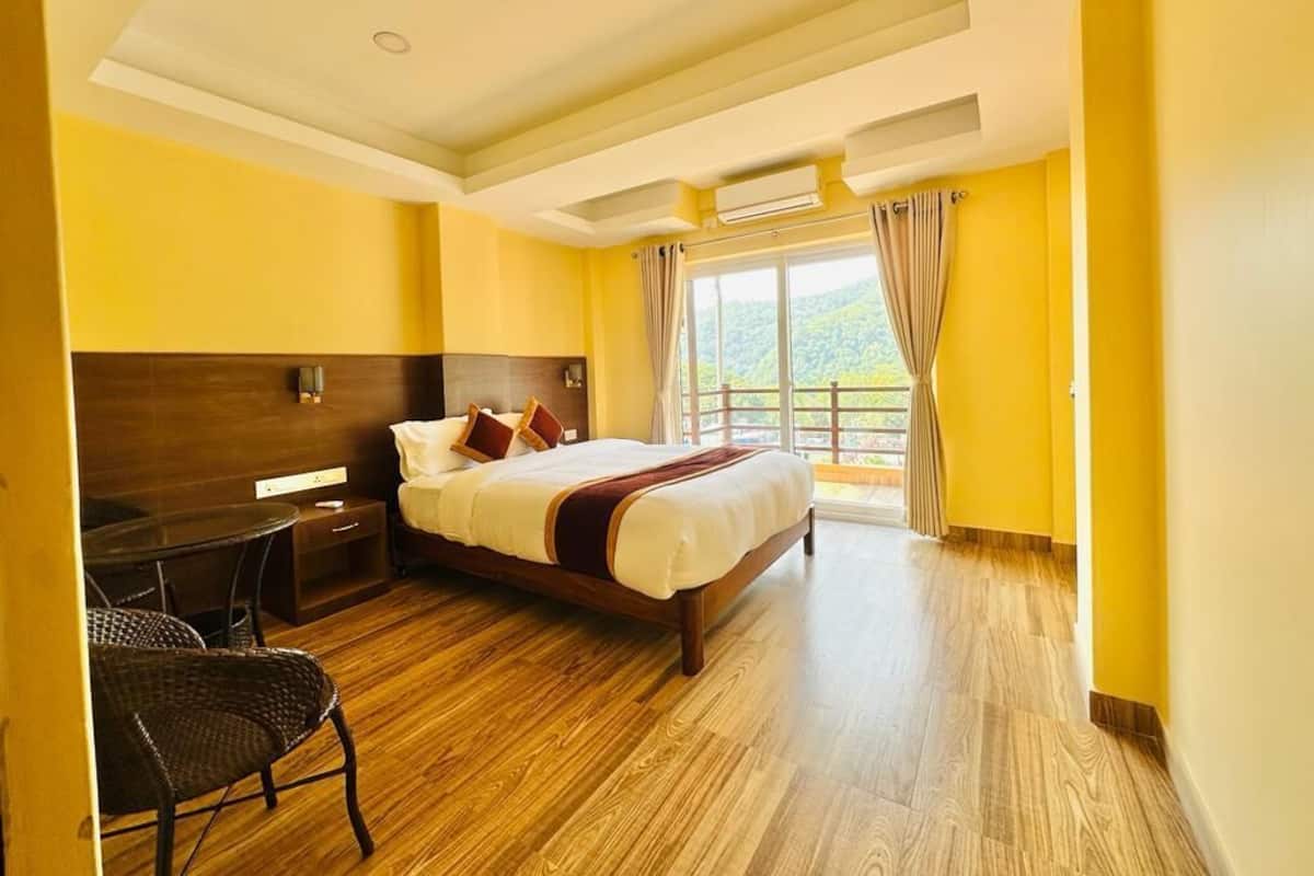 Quarto luxo | Roupas de cama premium, frigobar, escrivaninha