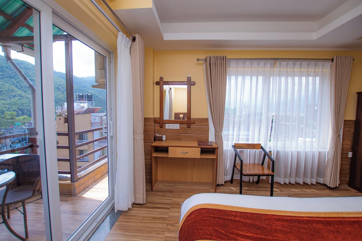 Quarto família | Roupas de cama premium, frigobar, escrivaninha
