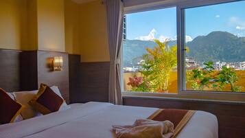 Deluxe-huone | Ylelliset vuodevaatteet, minibaari, työpöytä