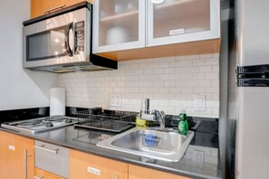 Refrigerador, microondas, placa de cocina, cafetera/tetera