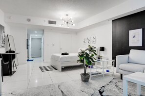 デスク、アイロン / アイロン台、WiFi (無料)、ベッドシーツ