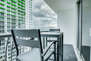 Outdoor dining - Bayview Grand Studio Apt with Private Balcony (Miami)