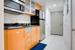 Køleskab, mikrobølgeovn, kogeplade, kaffe-/temaskine