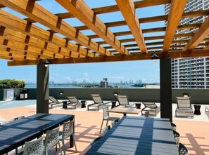 Outdoor dining - Bayview Grand Studio Apt with Private Balcony (Miami)