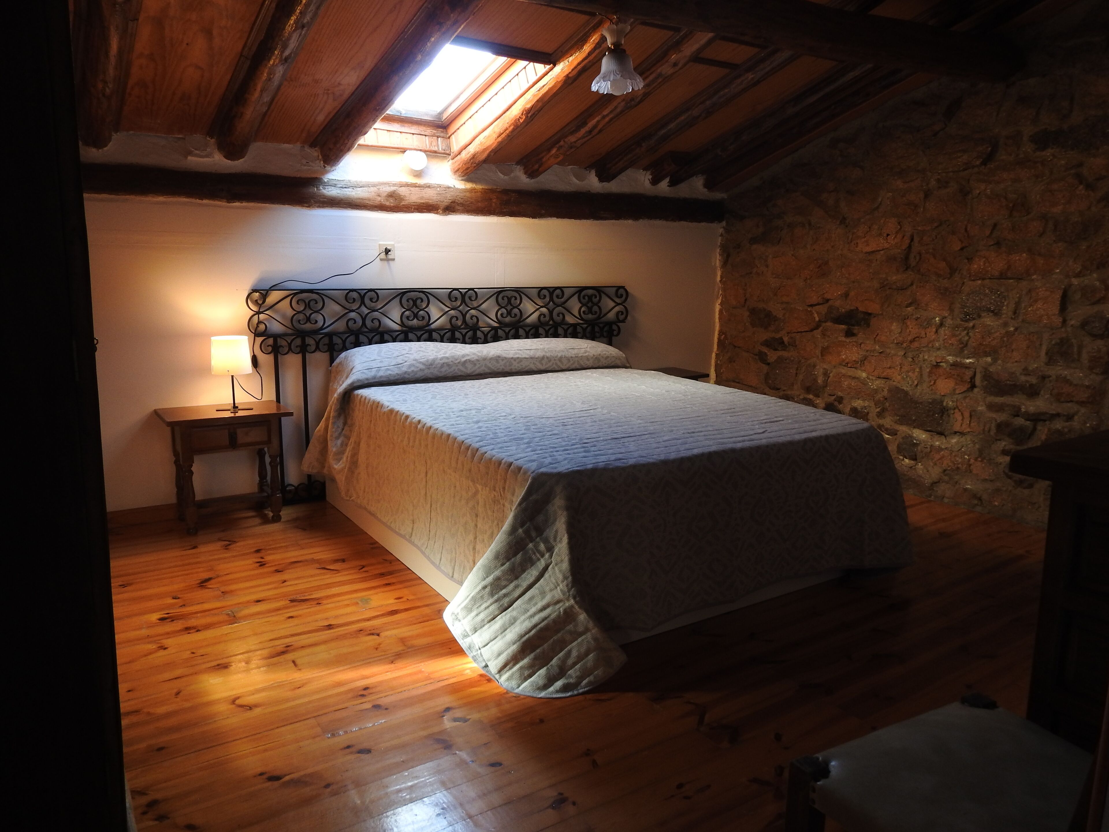 5 habitaciones, tabla de planchar con plancha y ropa de cama 