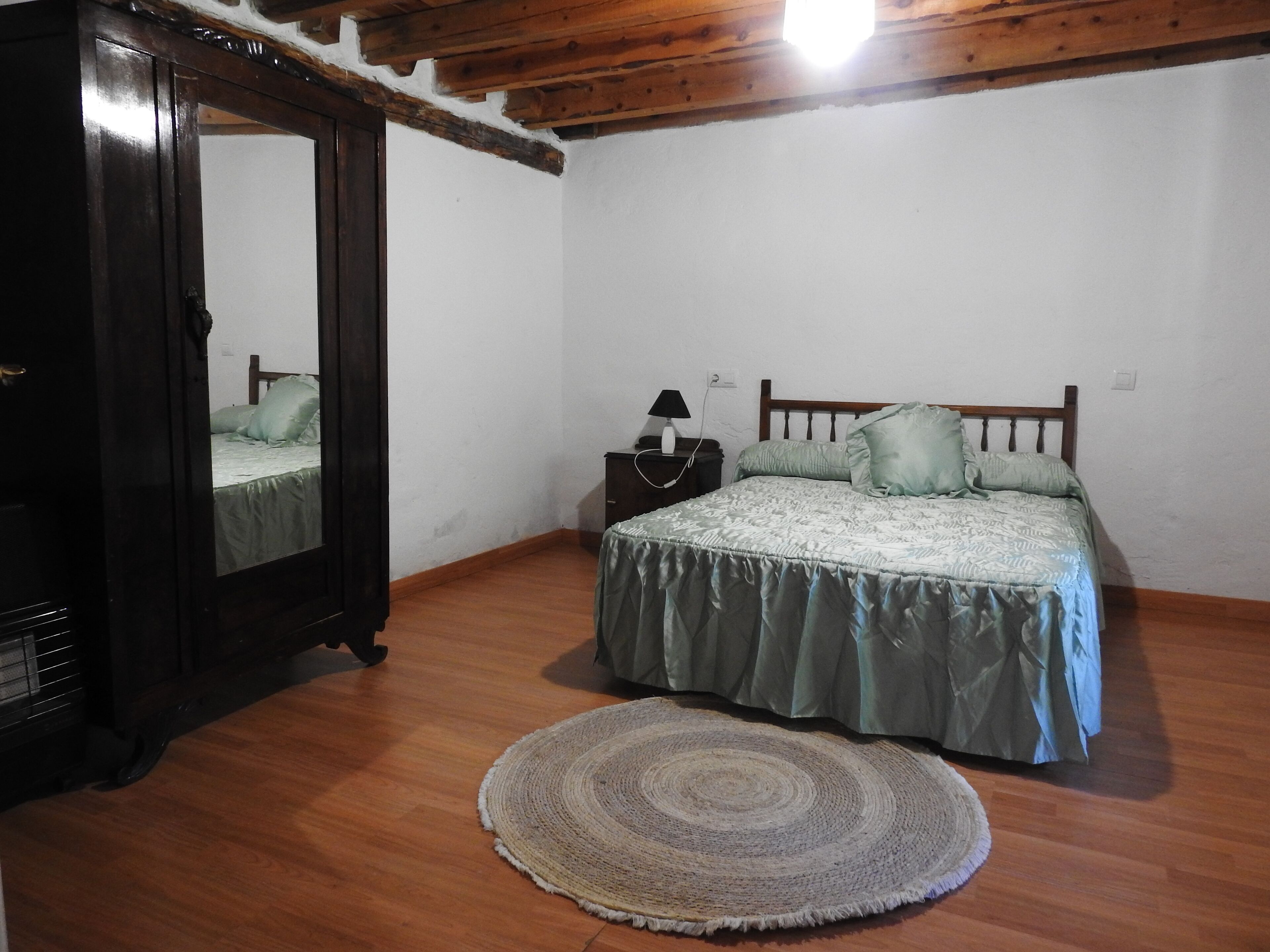 5 bedrooms, iron/ironing board, bed sheets, wheelchair access