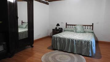 5 bedrooms, iron/ironing board, bed sheets, wheelchair access