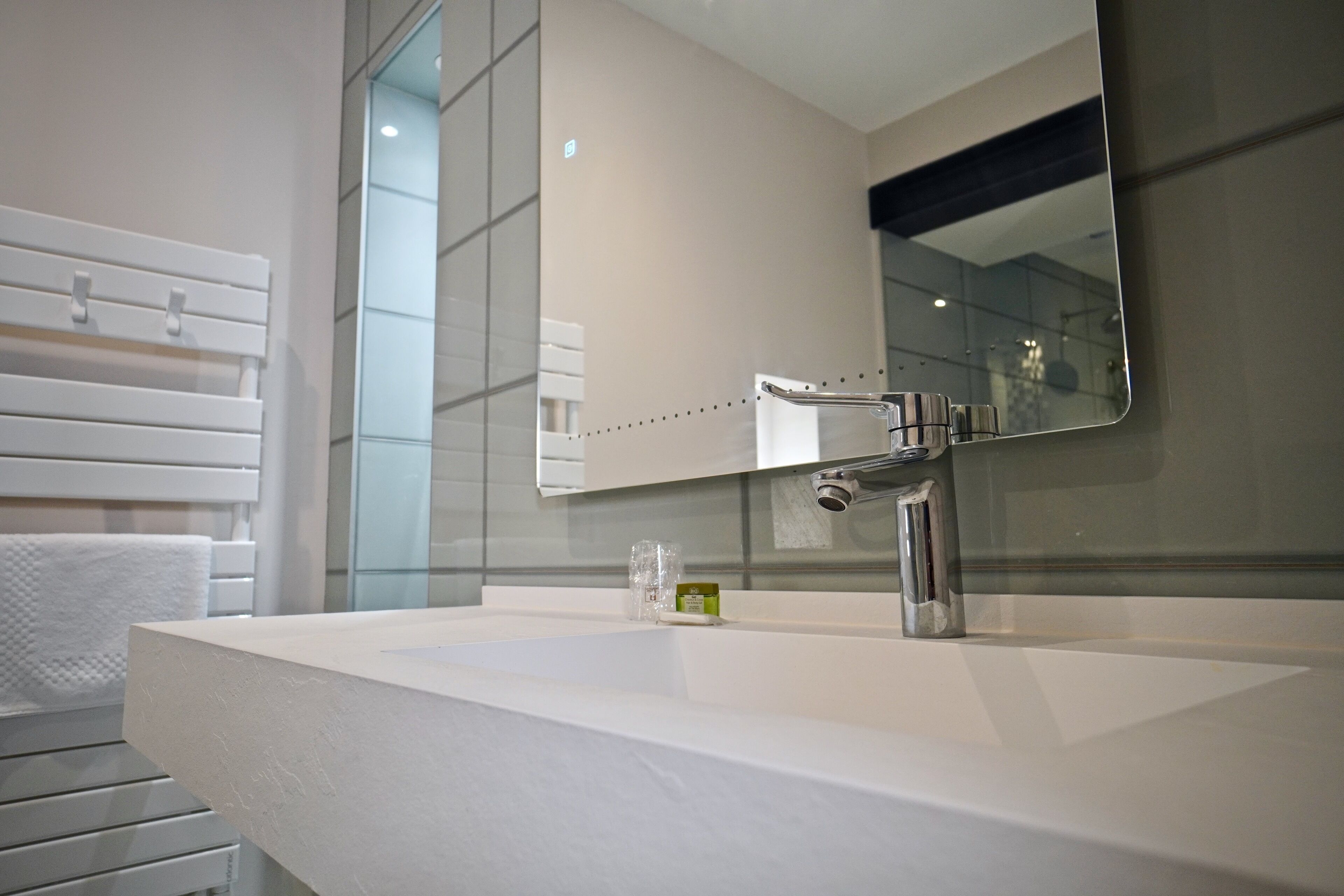 Romantic Room | Bathroom | Free toiletries, hair dryer