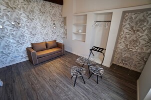 Habitación Club | Zona de estar | Una televisión de pantalla plana