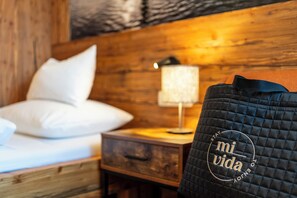 Desk, laptop workspace, blackout curtains, iron/ironing board - Wander- und Wellnesshotel Kanzler (Bad Mitterndorf)