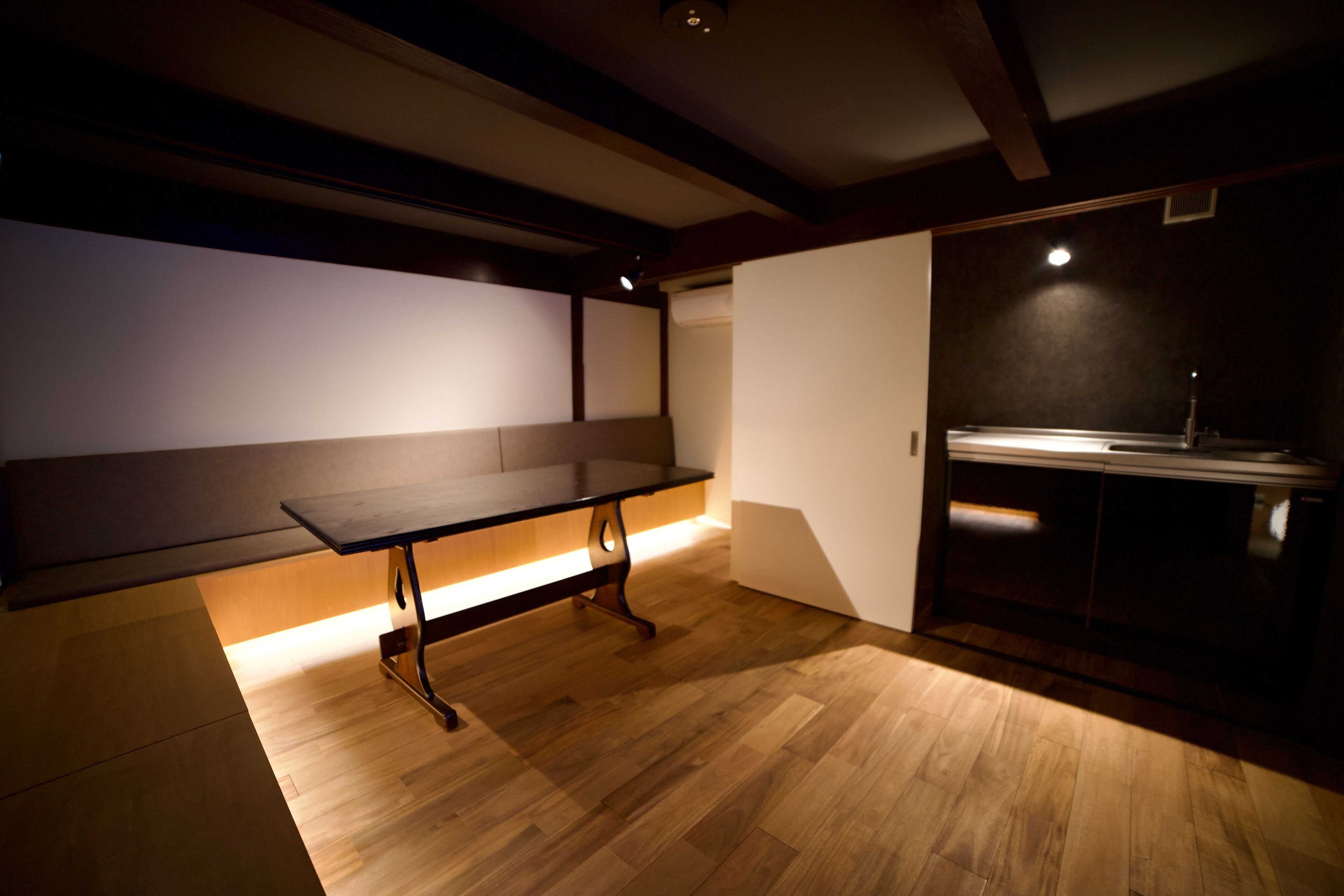 Cocina moderna con encimera de madera y lavavajillas integrado.