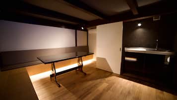 Cocina moderna con encimera de madera y lavavajillas integrado.