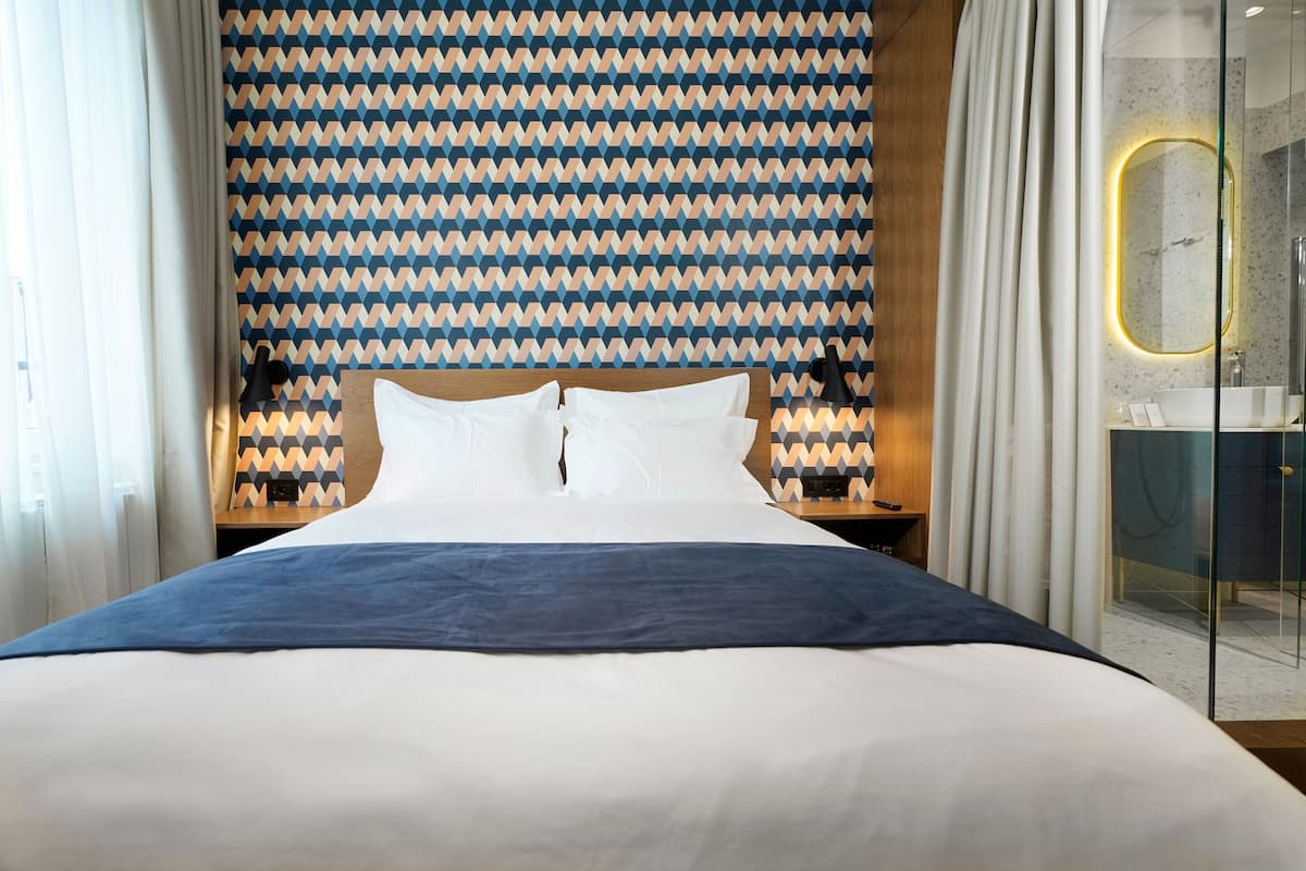 Egyptian cotton sheets, premium bedding, Select Comfort beds, minibar