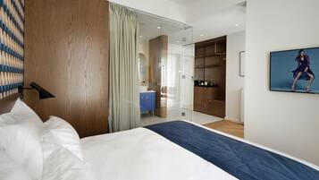 Junior Suite | Bathroom | Shower, designer toiletries, hair dryer, slippers