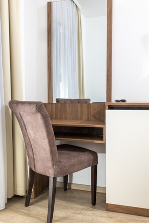 Quarto standard | 1 quarto, cofres nos quartos, escrivaninha, Wi-Fi de cortesia