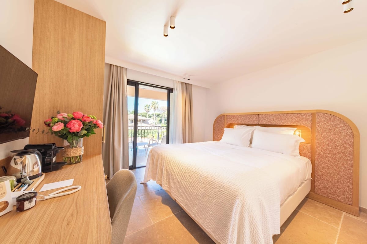Phòng Deluxe | 1 phòng ngủ, bộ đồ giường cao cấp, két bảo mật tại phòng, bàn 