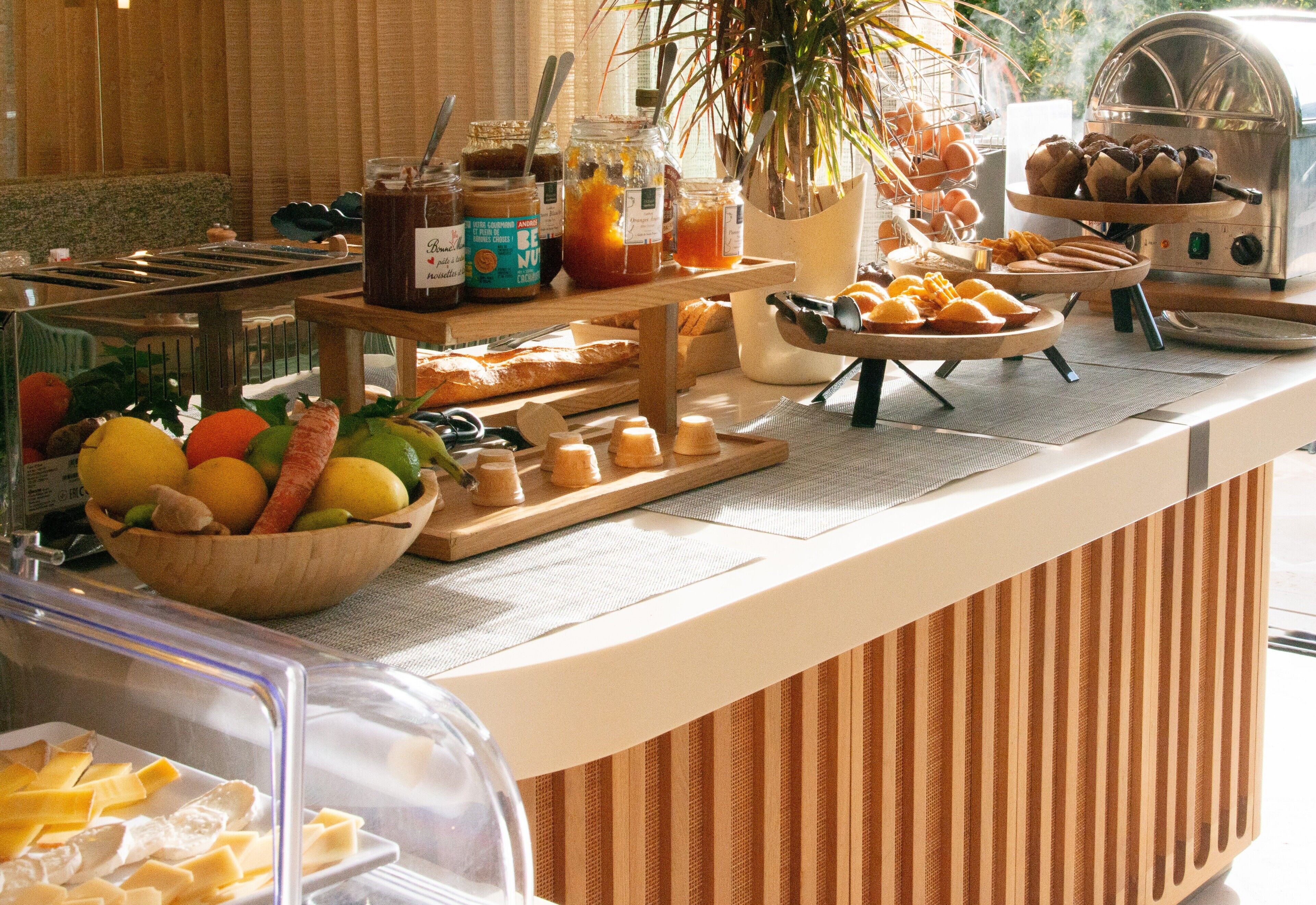 Ein reichhaltiges Buffet mit verschiedenen Speisen, darunter Obst, Käse und Gebäck.