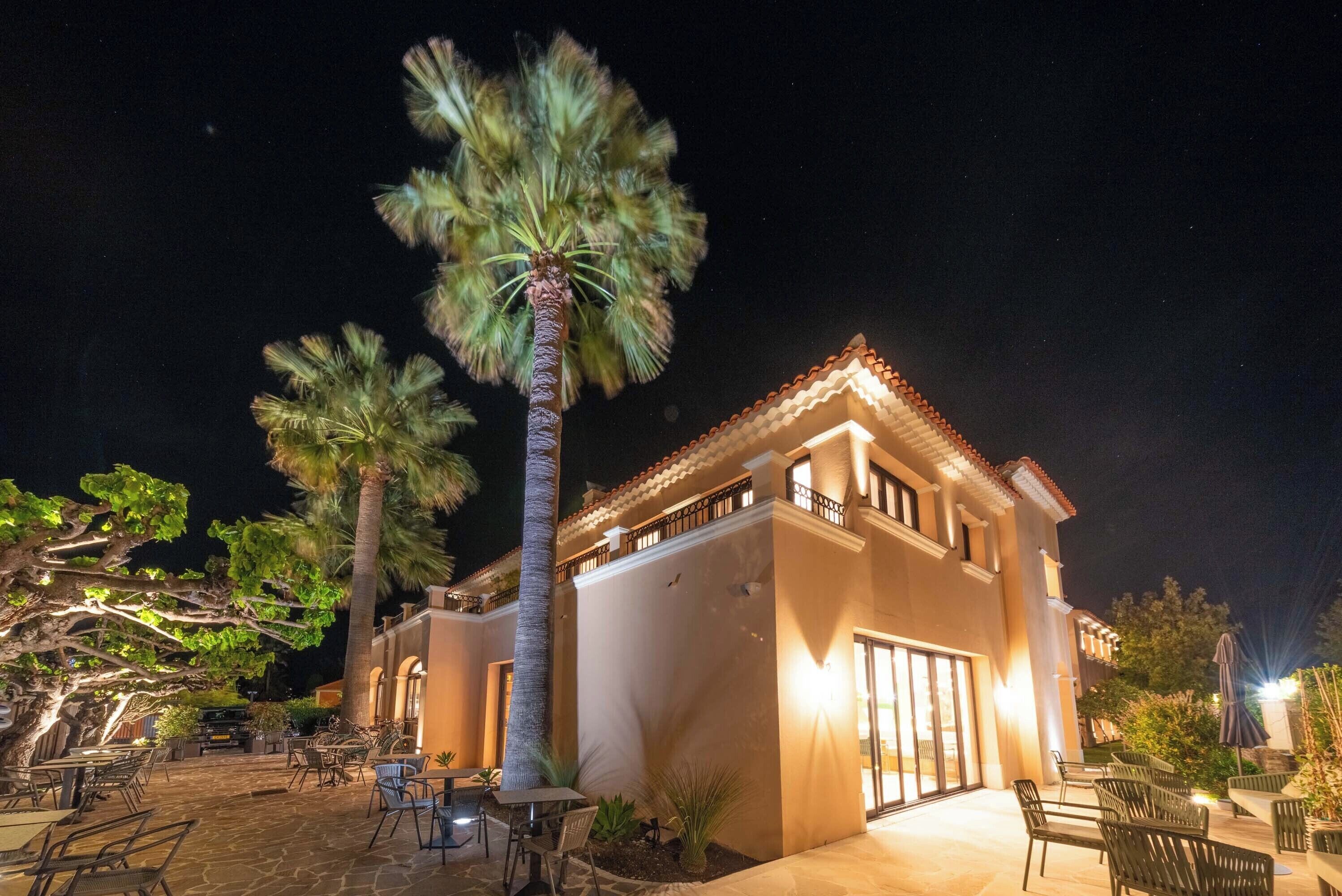 Vista frontal de la propiedad por la tarde o noche