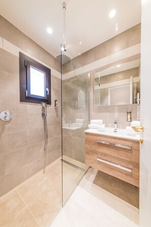 Douche, articles de toilette gratuits, sèche-cheveux