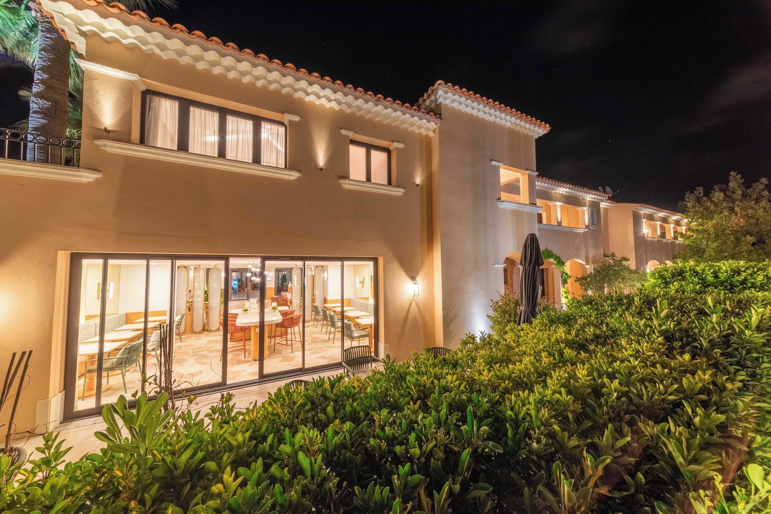 Fassade der Unterkunft – Abend/Nacht