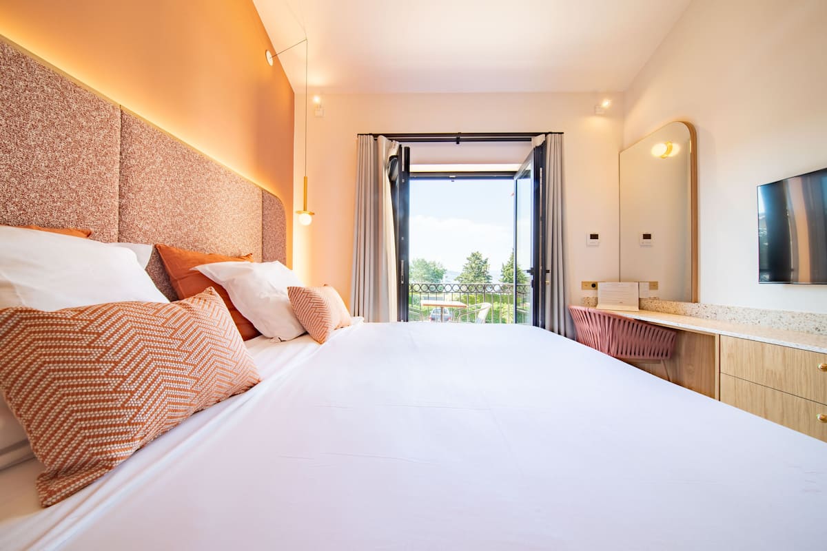 Classic Room | 1 bedroom, desk, soundproofing, iron/ironing board