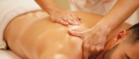 Une personne qui reçoit un massage du dos.
