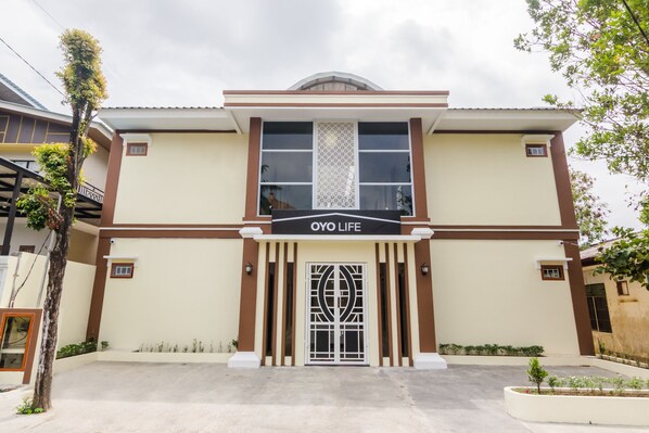 Front of property - OYO Life 2735 Graha Nirwana (Batam)