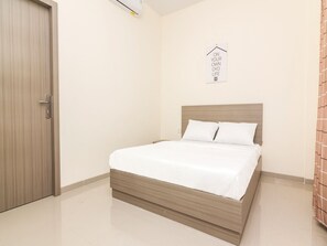 デラックス ダブルルーム | ノートパソコン用作業スペース、遮光カーテン、WiFi (無料)、ベッドシーツ