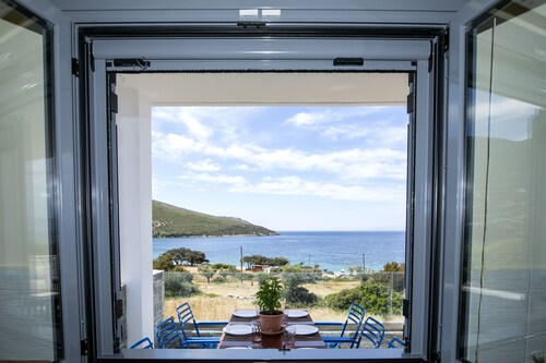 Seaview Villa
Only 100 meters from the beach and with ulimited sea view.