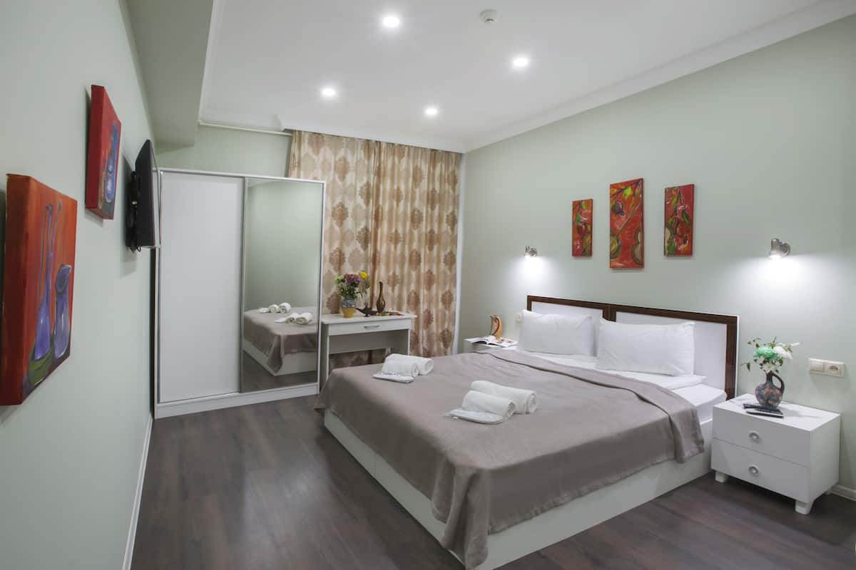 Deluxe Apartment | 3 bedrooms, blackout drapes, soundproofing, iron/ironing board
