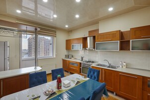 Elite Apartment | Private kitchen | Full-size fridge, microwave, stovetop, electric kettle