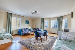 Leilighet – elite | Oppholdsområde | En 51-tommers Flatskjerm-TV med kabel-kanaler