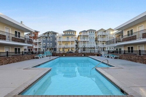 Stylish Condo w/ Pool, Steps to Wildwood Crest!