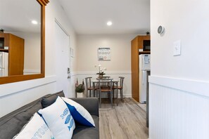 Living area - 415 E Atlanta Ave, Unit 107 (Wildwood Crest)