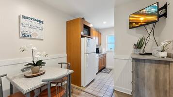 Fridge, oven, coffee/tea maker, blender