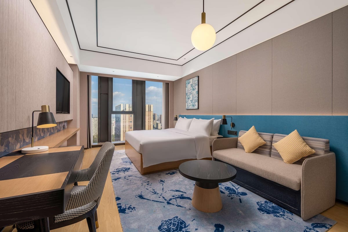Premium bedding, down duvets, free minibar, in-room safe