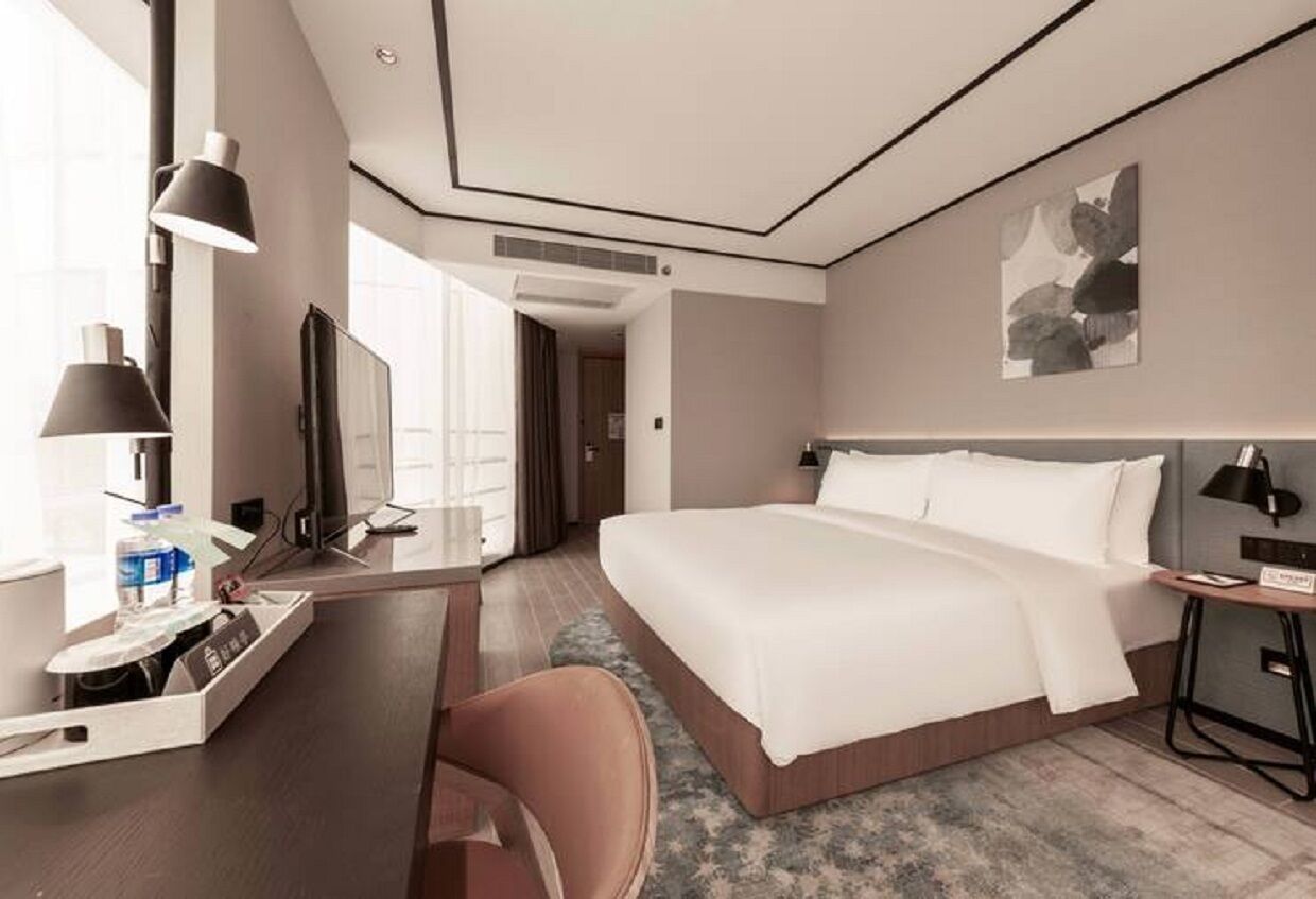 Premium bedding, down duvets, free minibar, in-room safe